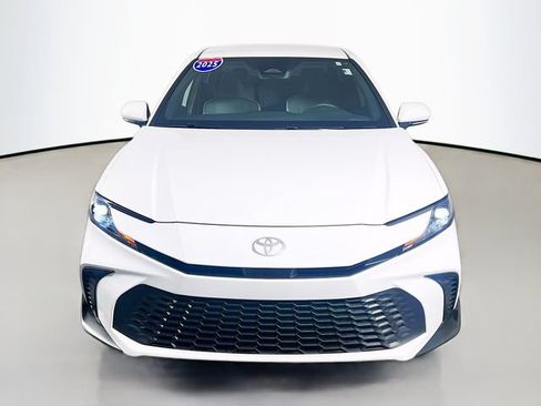 Used 2025 Toyota Camry SE FWD image 3