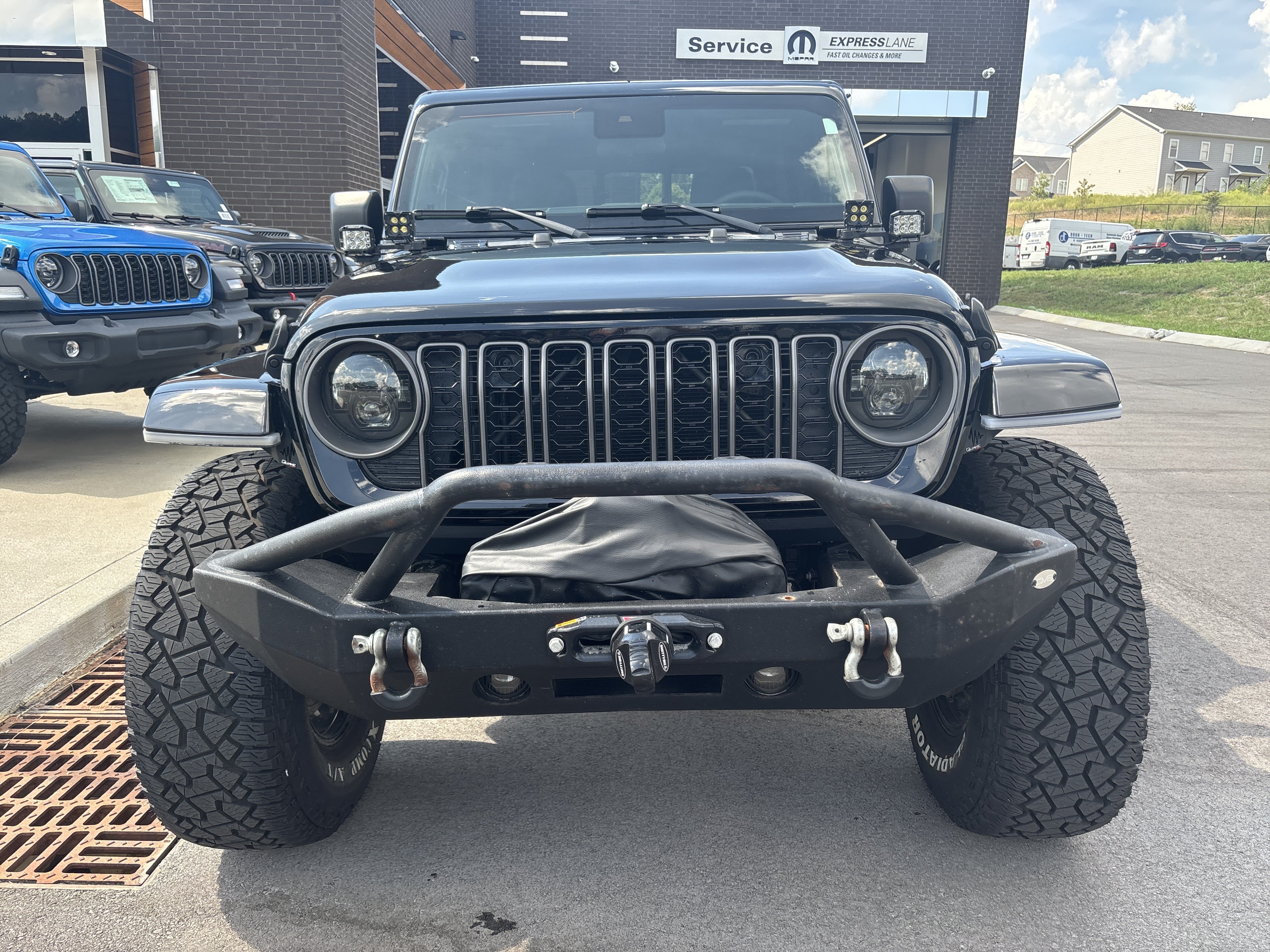 Used 2024 Jeep Gladiator Sport AWD/4WD image 9
