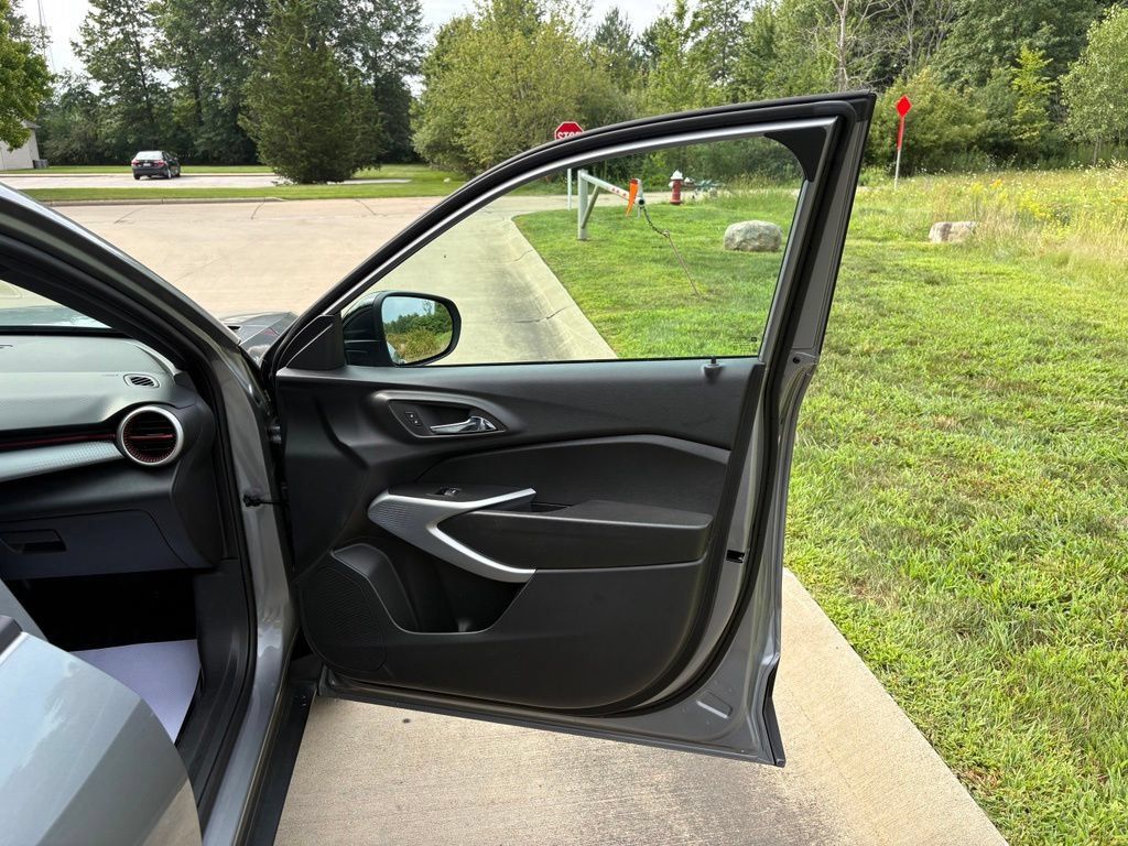 Used 2025 Chevrolet Trax RS w/ Sunroof Package FWD image 27