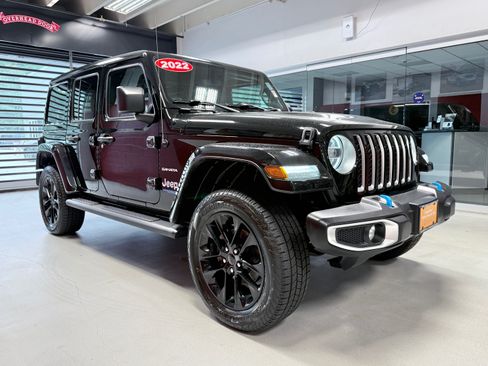Used 2022 Jeep Wrangler Unlimited Sahara w/ Cold Weather Group AWD/4WD image 13