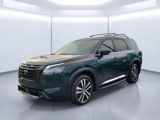 Used 2024 Nissan Pathfinder Platinum w/ Black Appearance Package FWD video 2