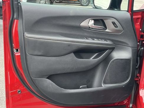 New 2026 Chrysler Pacifica Select image 11