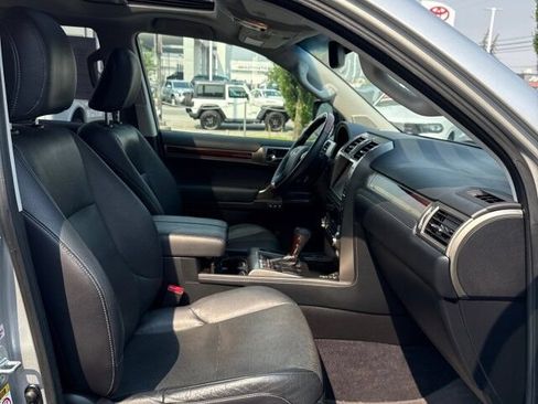 Used 2015 Lexus GX 460 w/ Premium Package AWD/4WD image 18