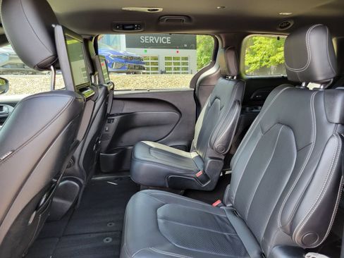 Used 2018 Chrysler Pacifica Touring-L Plus w/ Advanced Safetytec Group FWD image 25