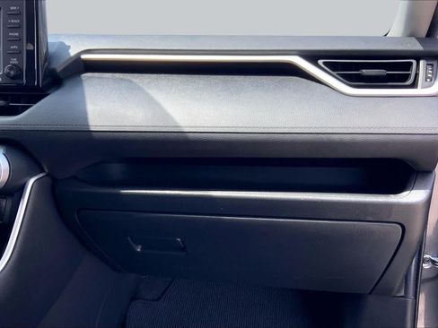 Used 2020 Toyota RAV4 LE FWD image 18
