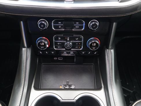 Used 2024 Chevrolet Tahoe Premier w/ Premium Package image 31