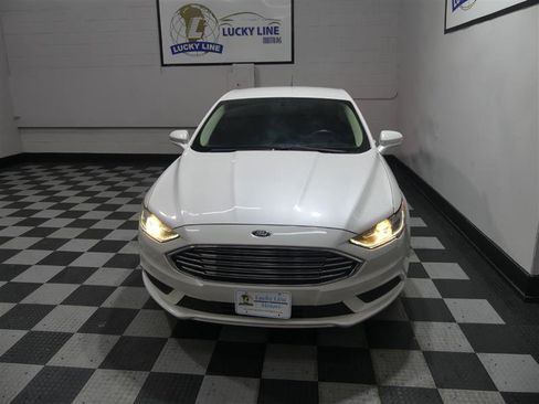 Used 2017 Ford Fusion SE w/ Fusion SE Technology Package image 3