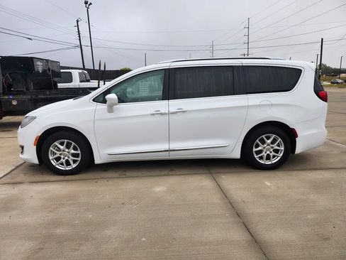 Used 2020 Chrysler Pacifica Touring-L image 4