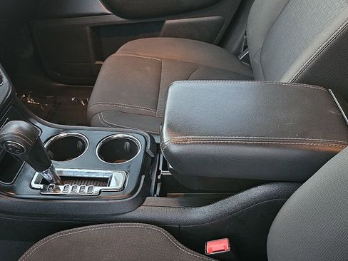 Used 2016 GMC Acadia SLE image 29