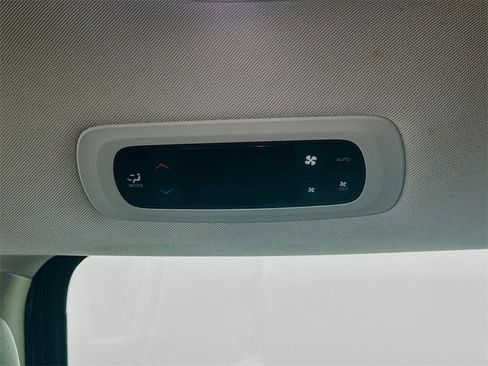 Used 2023 Chrysler Pacifica Touring-L image 22