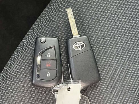 Used 2021 Toyota RAV4 LE image 33