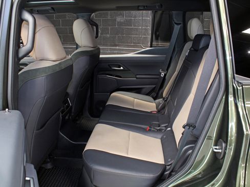 Used 2025 Lexus GX 550 w/ Accessory Package (32) AWD/4WD image 39
