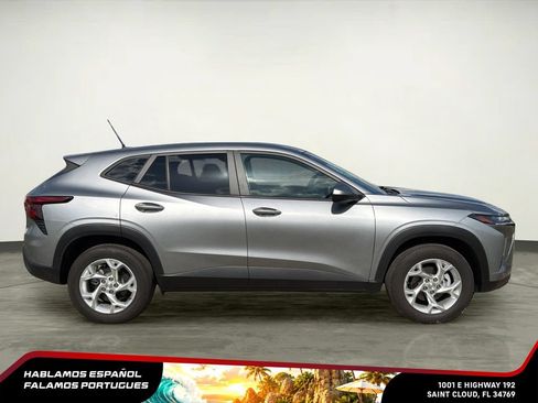 Used 2024 Chevrolet Trax LS w/ LS Convenience Package FWD image 8