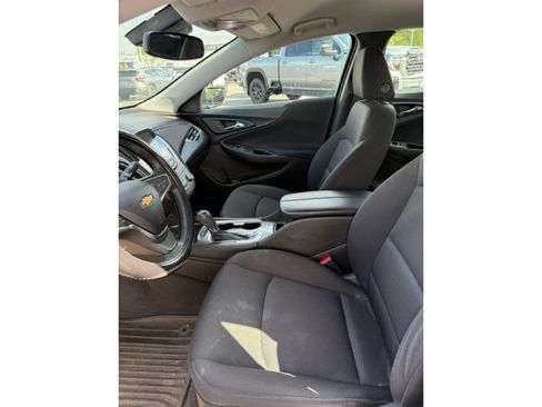 Used 2018 Chevrolet Malibu LT w/ Driver Confidence Package FWD image 9