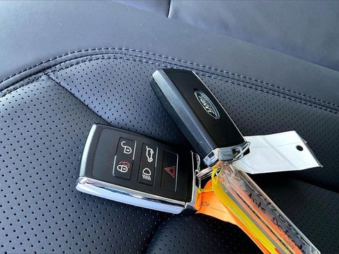 Used 2025 Land Rover Defender 110 S image 33