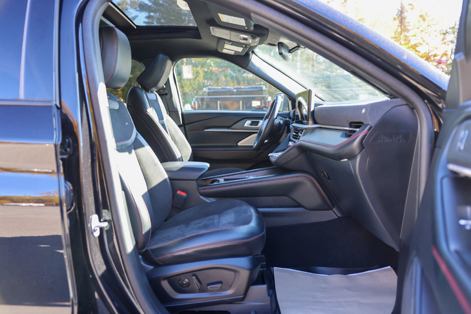 Used 2025 Ford Explorer ST w/ Sun And Sound Package AWD/4WD image 9