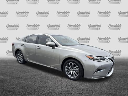 Used 2017 Lexus ES 300h w/ Luxury Package FWD image 38