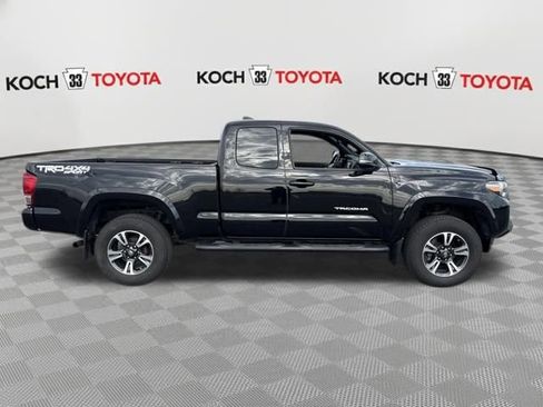 Used 2017 Toyota Tacoma TRD Sport w/ Tow Package (A/T) image 9