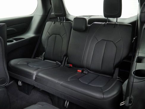 Certified 2024 Chrysler Pacifica Limited image 22