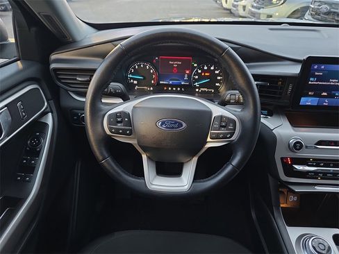 Used 2024 Ford Explorer XLT image 15