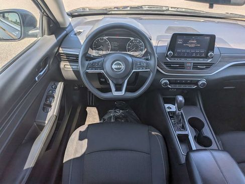 Used 2025 Nissan Altima 2.5 SV FWD image 14