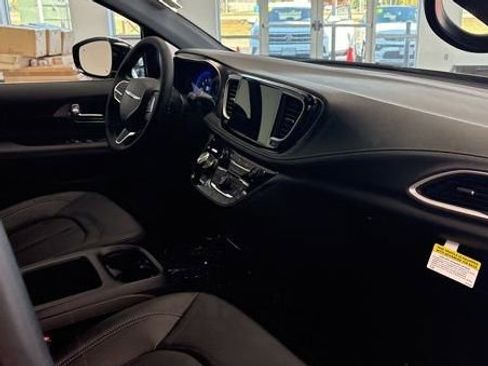 New 2026 Chrysler Pacifica Select AWD/4WD image 22
