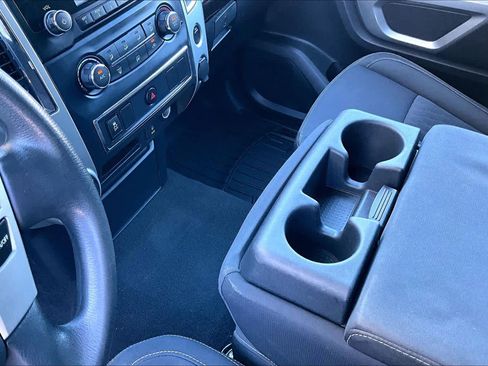 Used 2018 Nissan Titan SV image 17