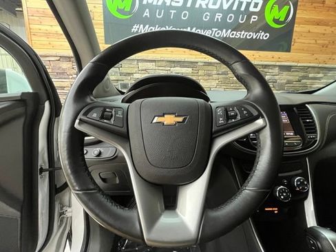 Used 2020 Chevrolet Trax LT w/ LT Convenience Package AWD/4WD image 19