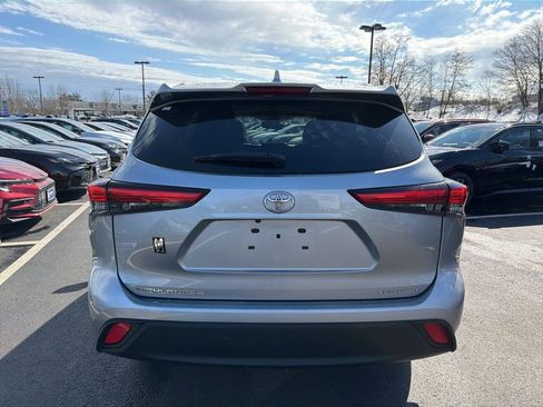 Used 2022 Toyota Highlander XLE image 7