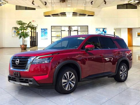 Used 2023 Nissan Pathfinder SL FWD image 1