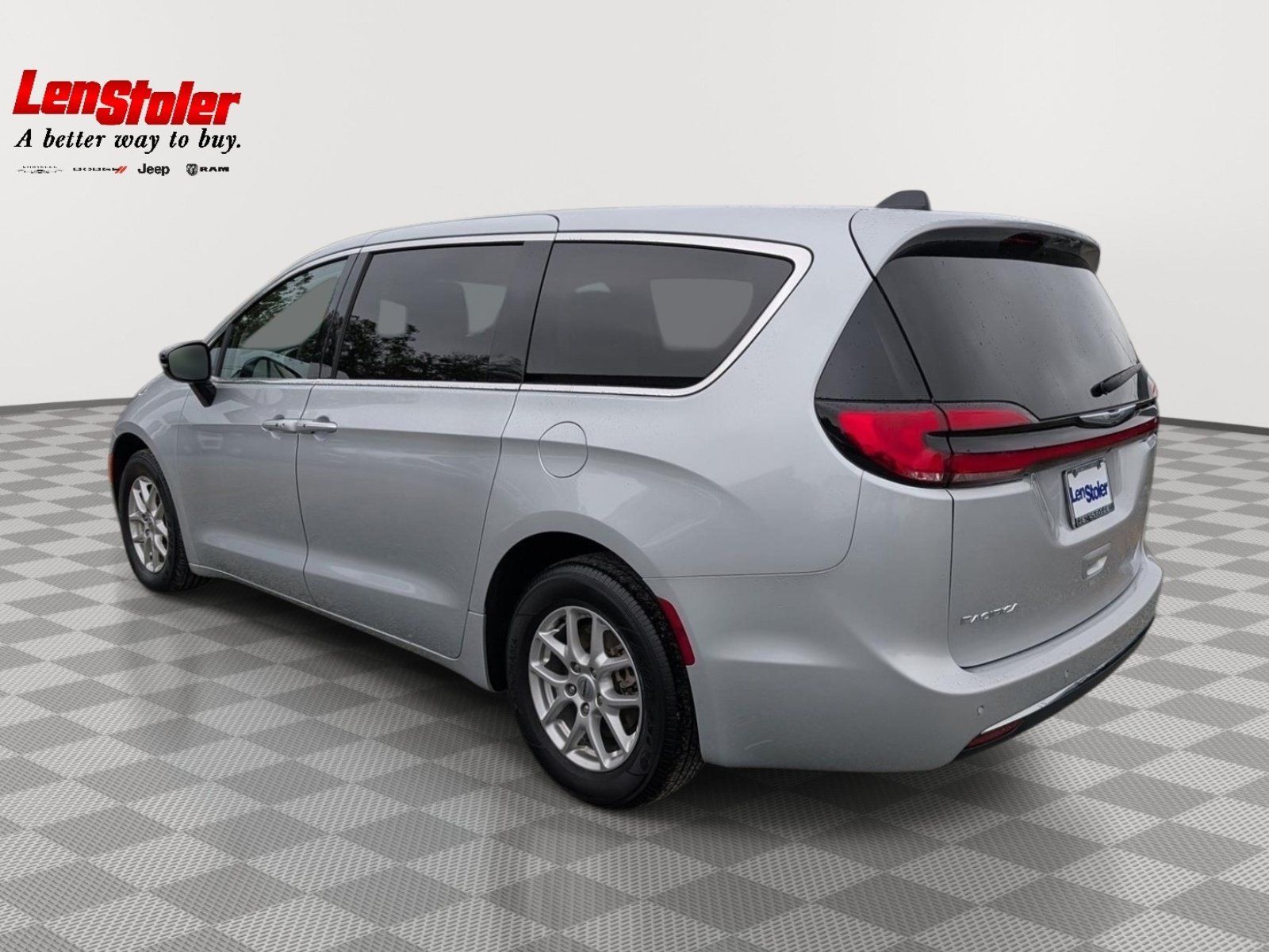 Used 2024 Chrysler Pacifica Touring-L FWD image 3