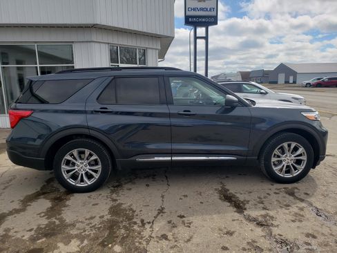 Used 2022 Ford Explorer XLT w/ Equipment Group 202A image 6