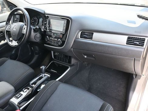Used 2017 Mitsubishi Outlander SE FWD image 10