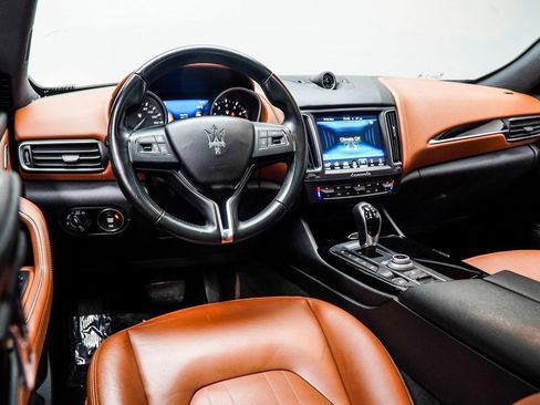 Used 2018 Maserati Levante image 5