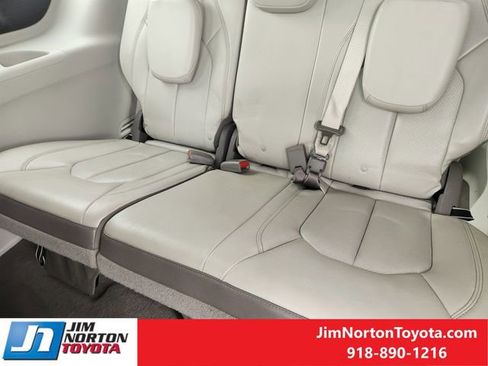 Used 2018 Chrysler Pacifica Touring-L FWD image 30