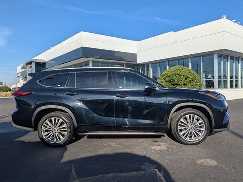 Used 2023 Toyota Highlander Platinum image 3