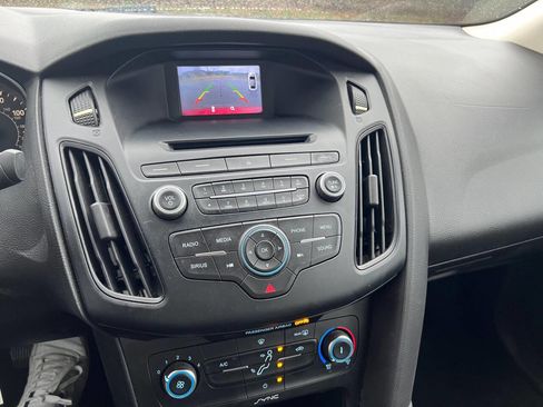 Used 2016 Ford Focus SE w/ Reverse Sensing Package image 12