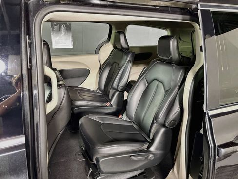 Used 2023 Chrysler Pacifica Touring-L FWD image 18
