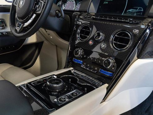 Used 2021 Rolls-Royce Cullinan Black Badge image 22