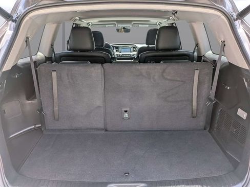 Used 2019 Toyota Highlander XLE FWD image 14