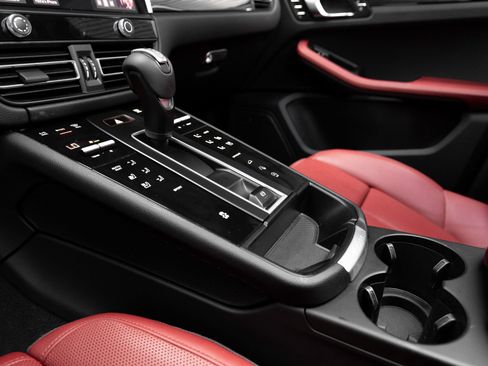 Certified 2025 Porsche Macan AWD/4WD image 21