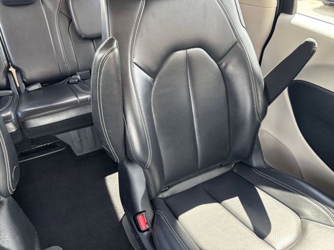 Used 2023 Chrysler Pacifica Touring-L FWD image 40