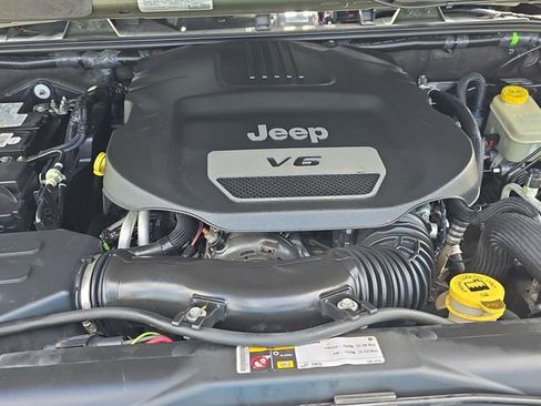 Used 2015 Jeep Wrangler Unlimited Rubicon w/ Connectivity Group AWD/4WD image 29