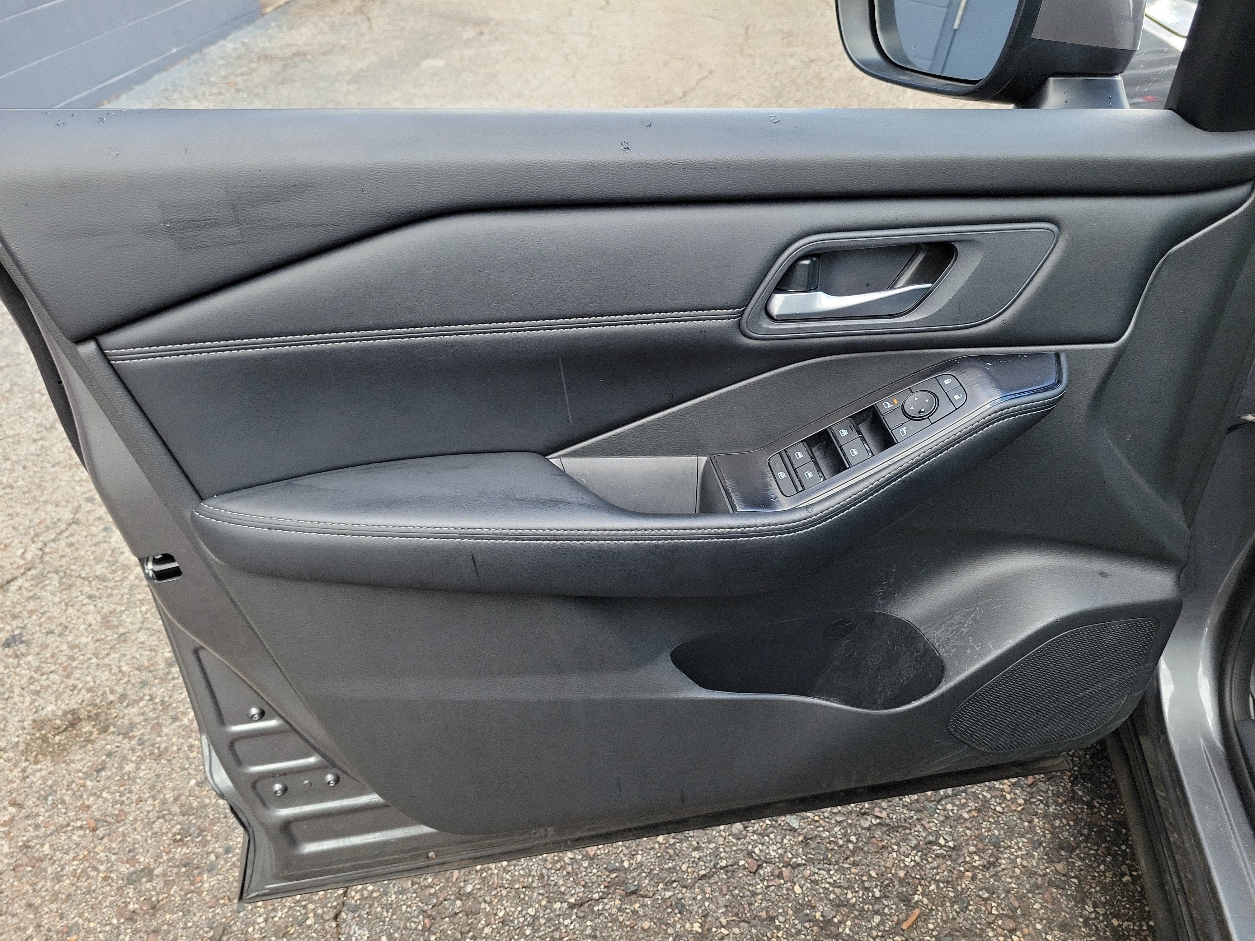 Certified 2025 Nissan Rogue SV w/ SV Premium Package FWD image 10