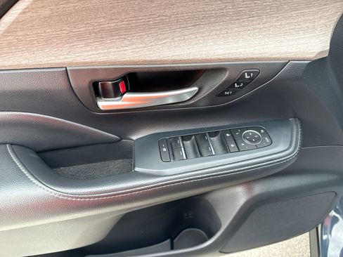 Used 2024 Toyota Grand Highlander Limited image 15