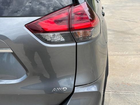 Used 2018 Nissan Rogue S AWD/4WD image 19