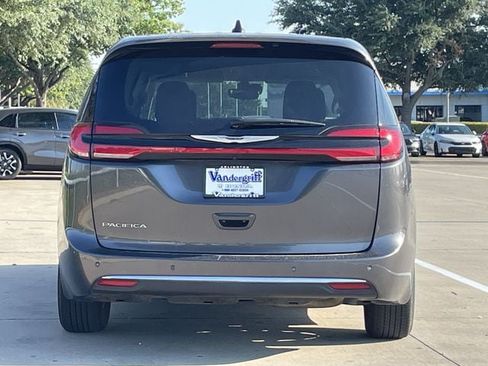 Used 2023 Chrysler Pacifica Touring-L FWD image 5