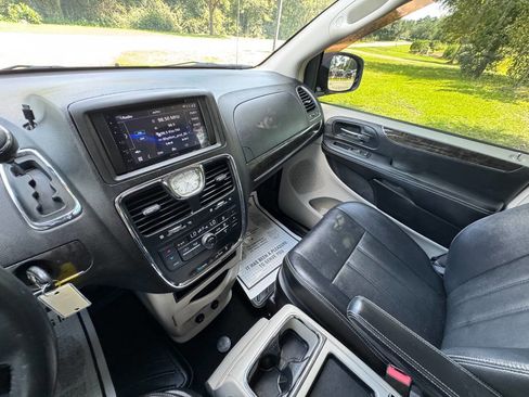 Used 2013 Chrysler Town & Country Touring image 20