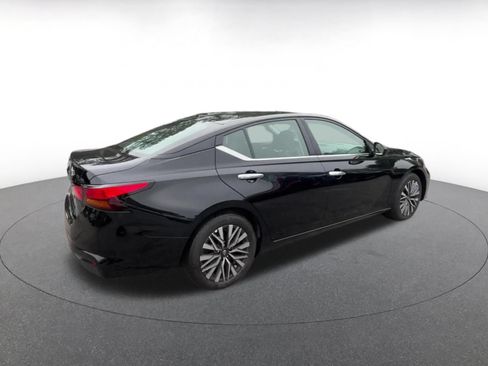 Used 2025 Nissan Altima 2.5 SV FWD image 13