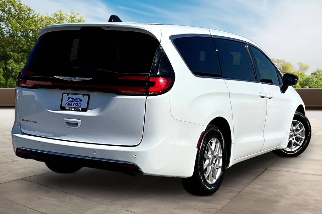 Used 2025 Chrysler Pacifica Select FWD image 2